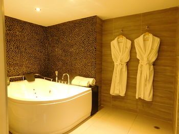 Deep Soaking Bathtub